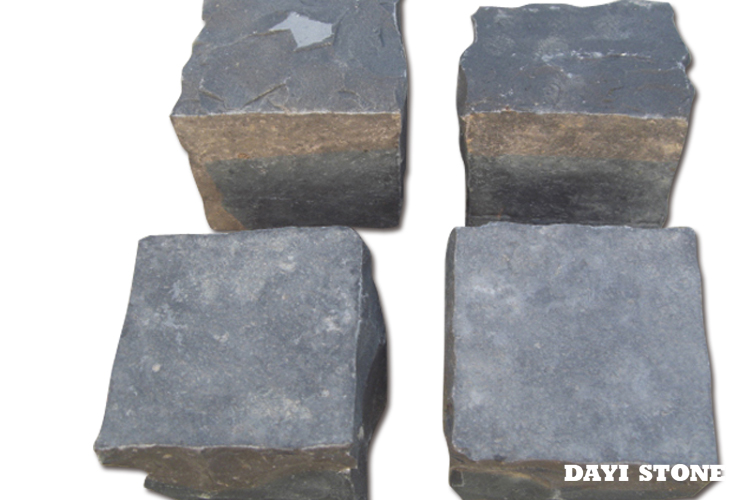Cubes ZP-Black Basalt Top flamed sides naturul split bottom rough 10x10x10cm - Dayi Stone